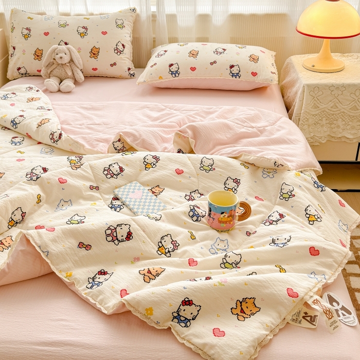 91家纺网 家纺一手货源 找家纺 贝扬思家纺 2026新款云感双层纱抗菌花边夏被-晴风系列 晴风-像素小猫