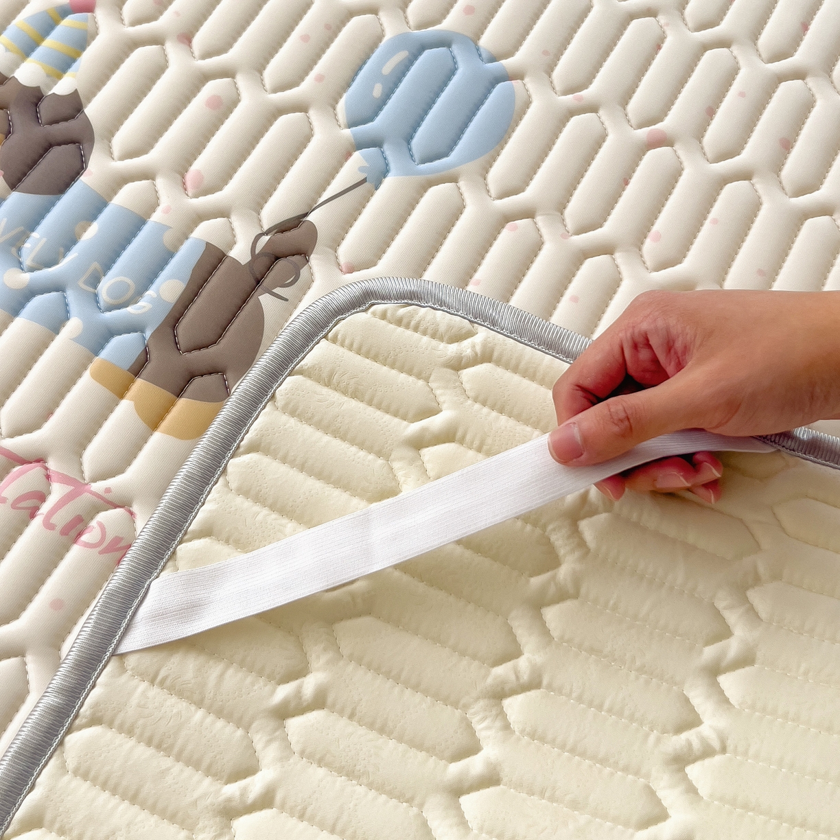 91家纺网 家纺一手货源 找家纺 摩妮卡 2026新款数码大版小清新乳胶凉席床席款三件套-场景一 俏皮汪星人