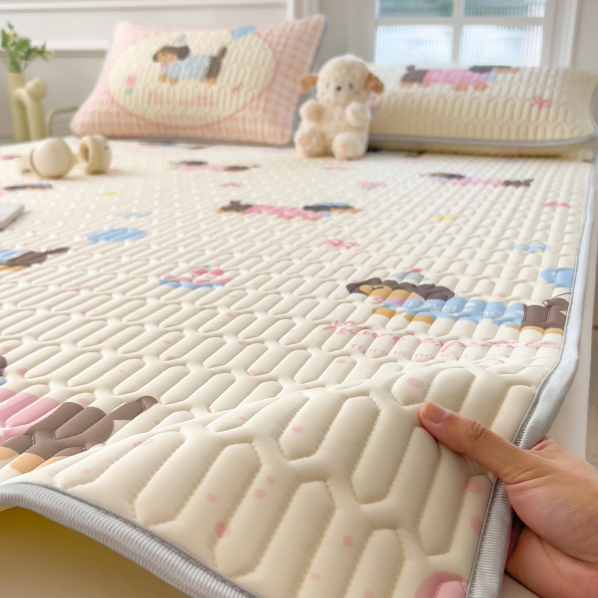 91家纺网 家纺一手货源 找家纺 摩妮卡 2026新款数码大版小清新乳胶凉席床席款三件套-场景一 俏皮汪星人