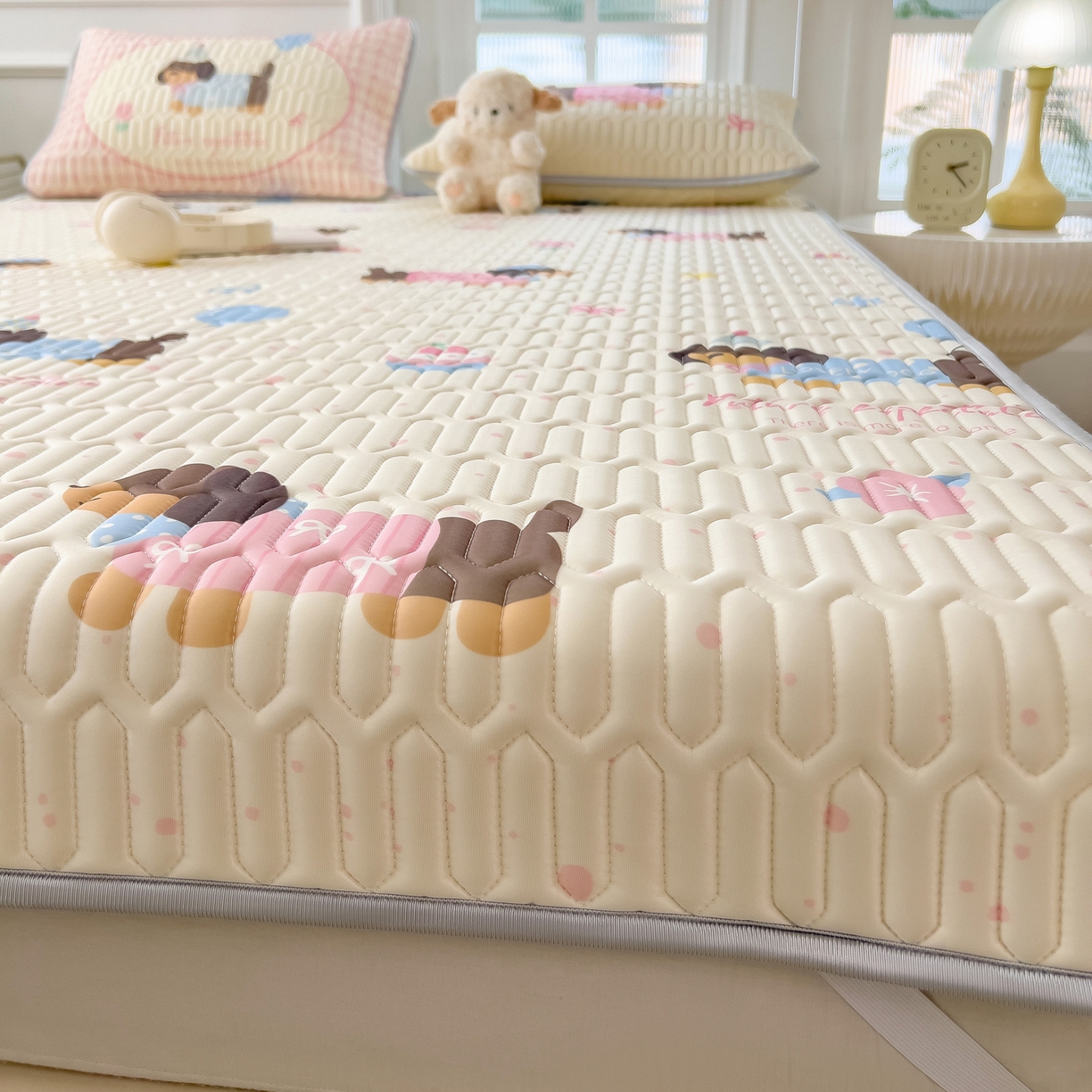 91家纺网 家纺一手货源 找家纺 摩妮卡 2026新款数码大版小清新乳胶凉席床席款三件套-场景一 俏皮汪星人