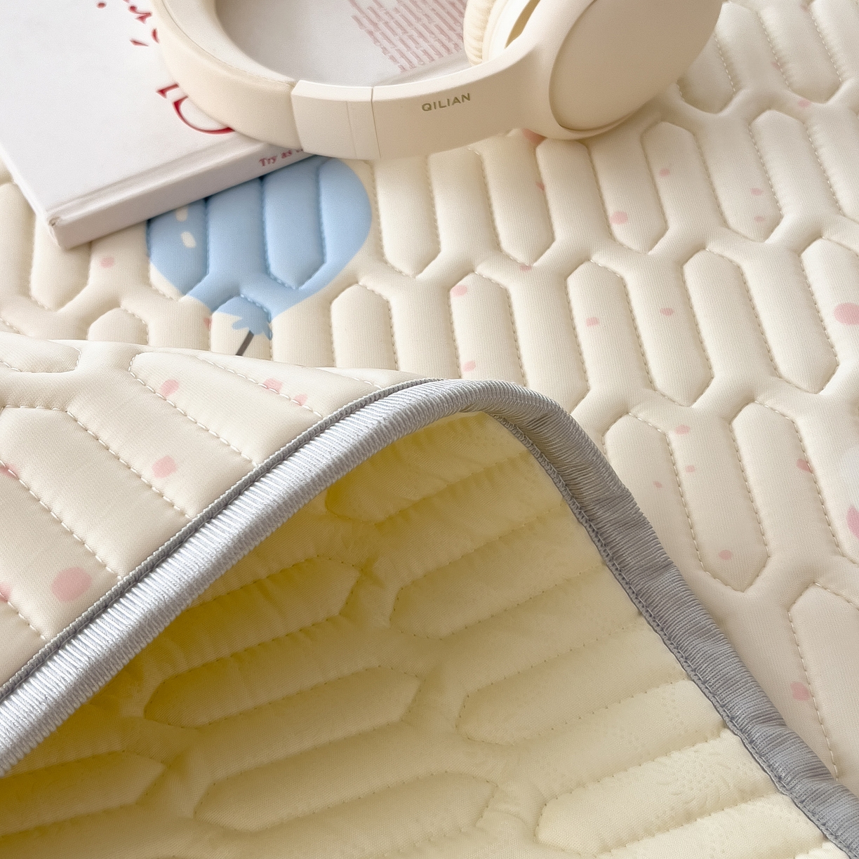 91家纺网 家纺一手货源 找家纺 摩妮卡 2026新款数码大版小清新乳胶凉席床席款三件套-场景一 俏皮汪星人