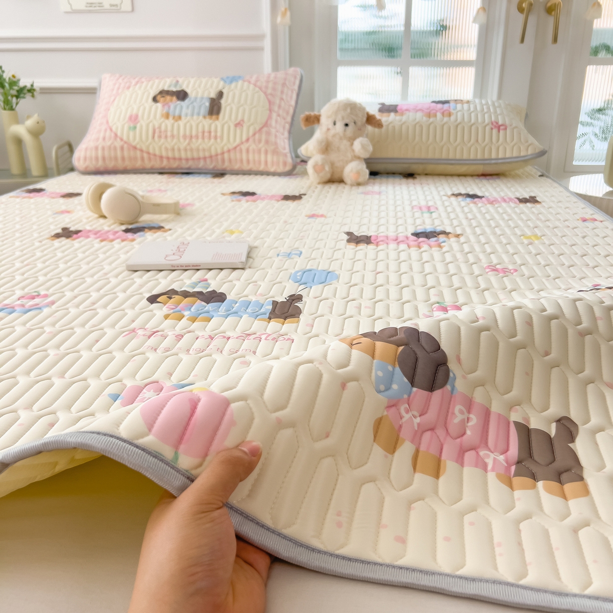 91家纺网 家纺一手货源 找家纺 摩妮卡 2026新款数码大版小清新乳胶凉席床席款三件套-场景一 俏皮汪星人