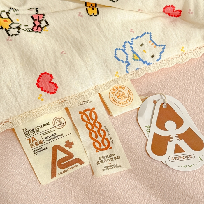 91家纺网 家纺一手货源 找家纺 贝扬思家纺 2026新款云感双层纱抗菌花边夏被-晴风系列 晴风-像素小猫