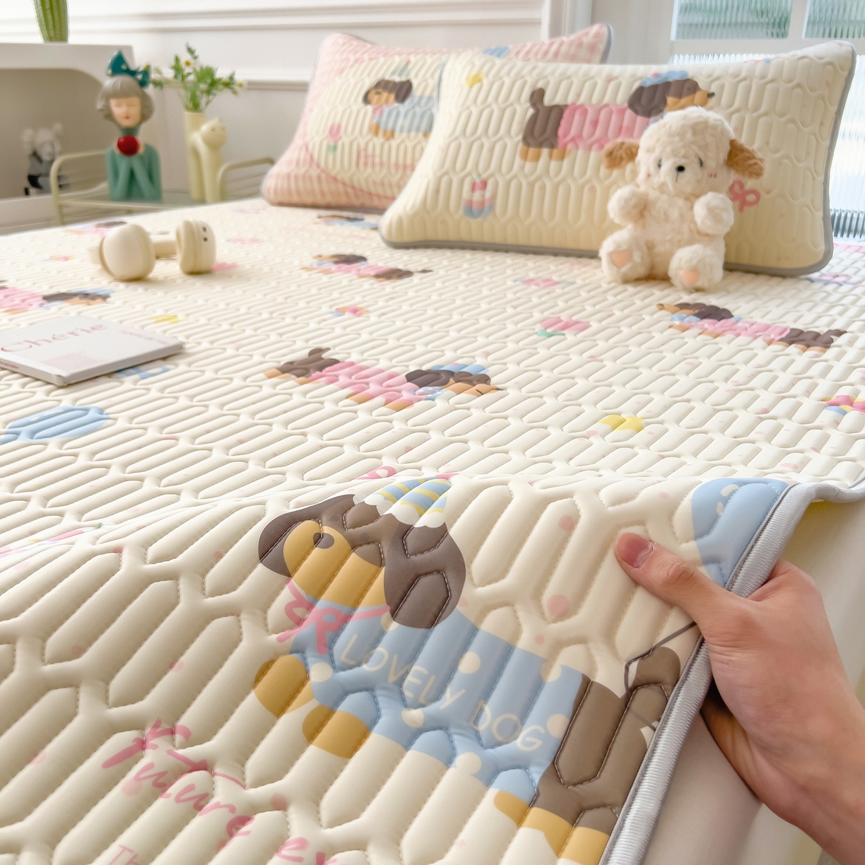 91家纺网 家纺一手货源 找家纺 摩妮卡 2026新款数码大版小清新乳胶凉席床席款三件套-场景一 俏皮汪星人