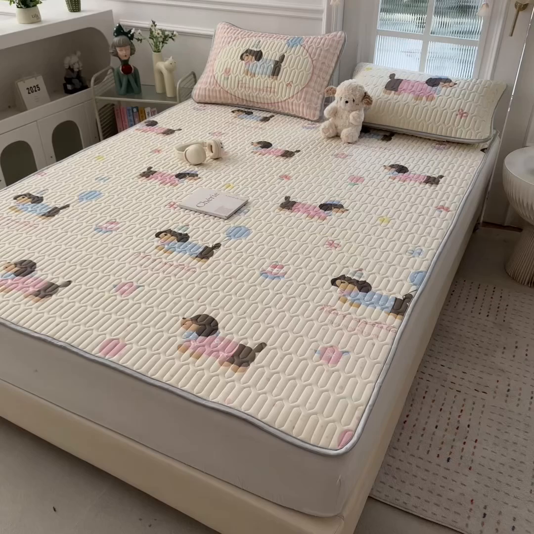 91家纺网 家纺一手货源 找家纺 摩妮卡 2026新款数码大版小清新乳胶凉席床席款三件套-场景一 俏皮汪星人