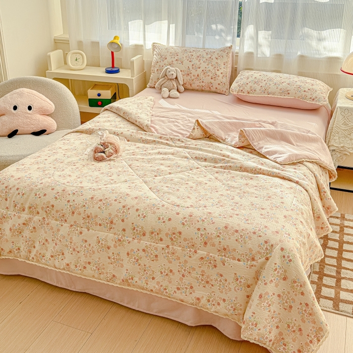 91家纺网 家纺一手货源 找家纺 贝扬思家纺 2026新款云感双层纱抗菌花边夏被-晴风系列 晴风-序曲粉