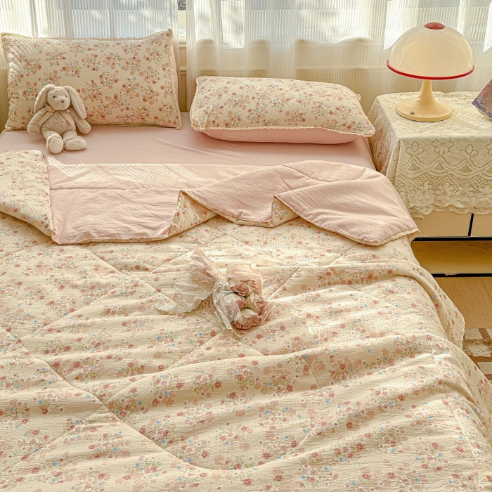 91家纺网 家纺一手货源 找家纺 贝扬思家纺 2026新款云感双层纱抗菌花边夏被-晴风系列 晴风-序曲粉