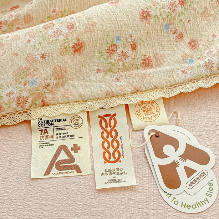 91家纺网 家纺一手货源 找家纺 贝扬思家纺 2026新款云感双层纱抗菌花边夏被-晴风系列 晴风-序曲粉