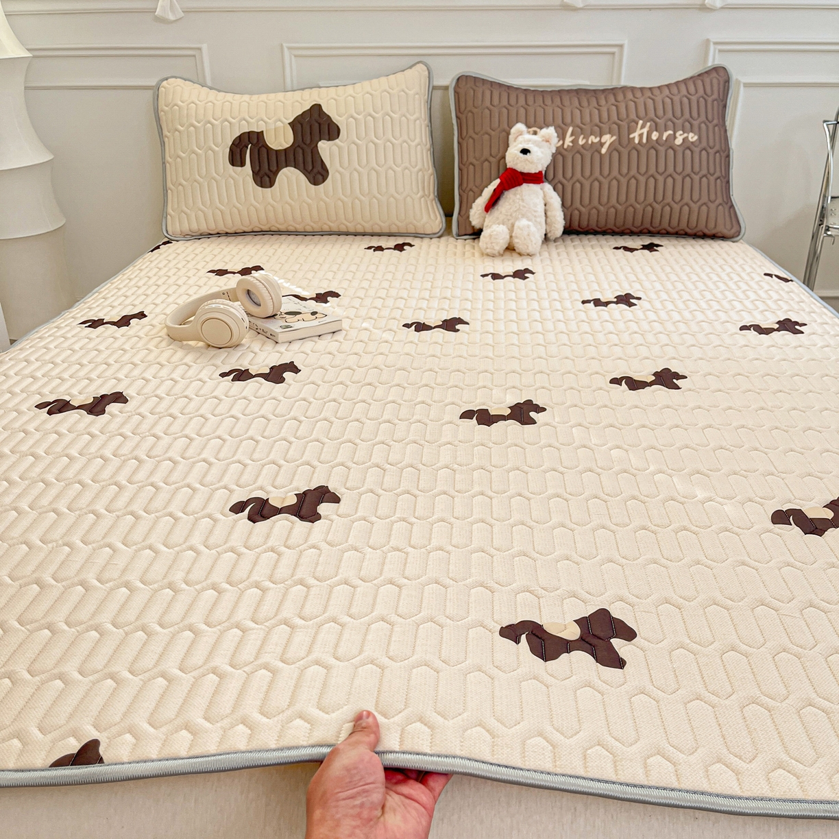 91家纺网 家纺一手货源 找家纺 摩妮卡 2026新款数码大版小清新乳胶凉席床席款三件套-场景一 勤劳小马驹