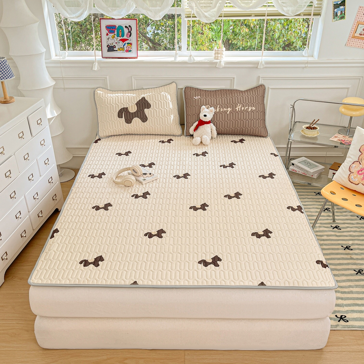 91家纺网 家纺一手货源 找家纺 摩妮卡 2026新款数码大版小清新乳胶凉席床席款三件套-场景一 勤劳小马驹