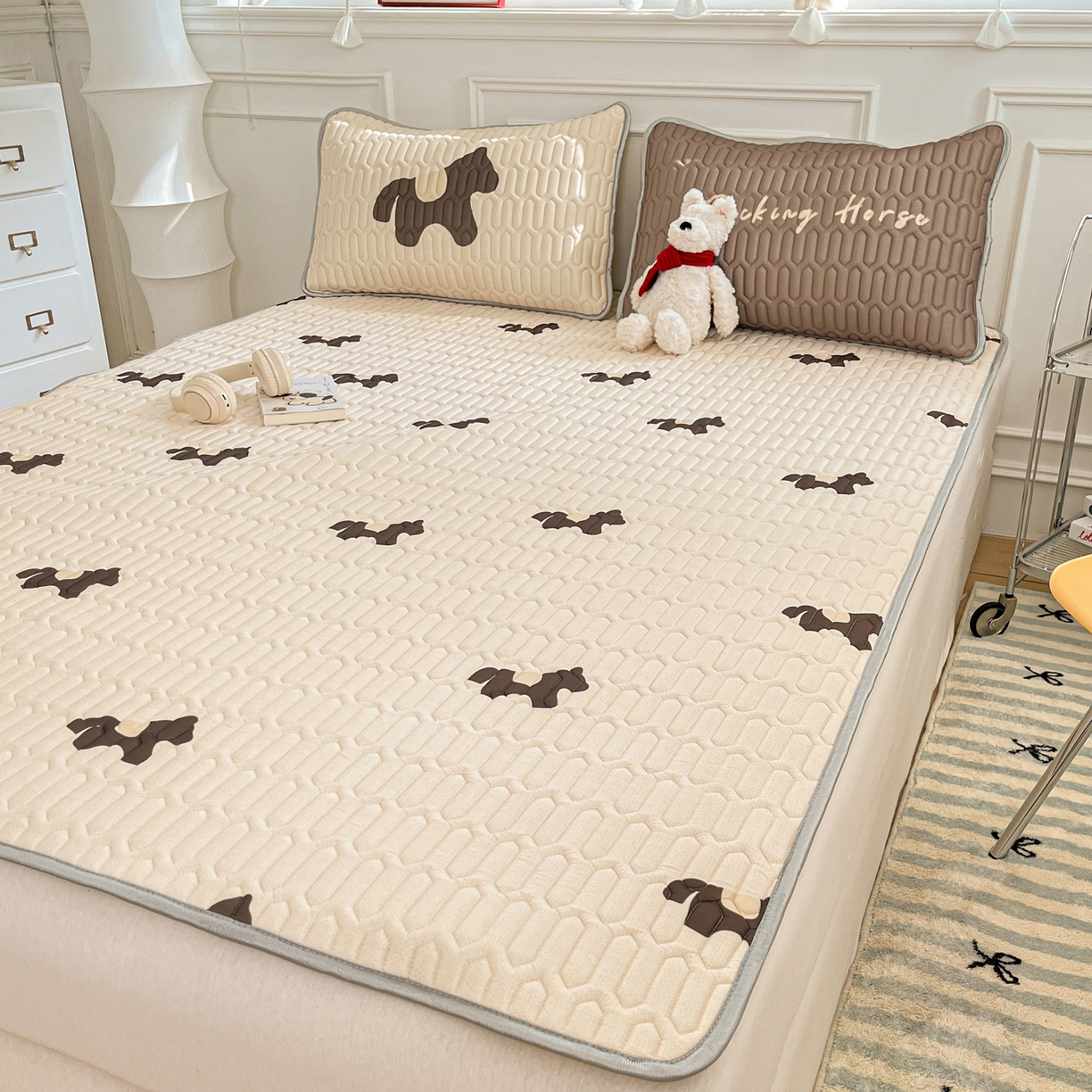 91家纺网 家纺一手货源 找家纺 摩妮卡 2026新款数码大版小清新乳胶凉席床席款三件套-场景一 勤劳小马驹