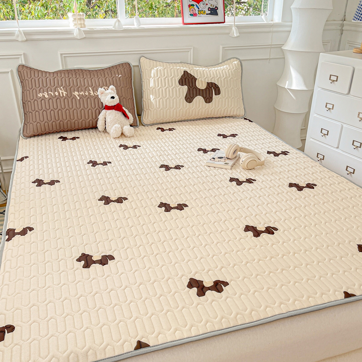 91家纺网 家纺一手货源 找家纺 摩妮卡 2026新款数码大版小清新乳胶凉席床席款三件套-场景一 勤劳小马驹