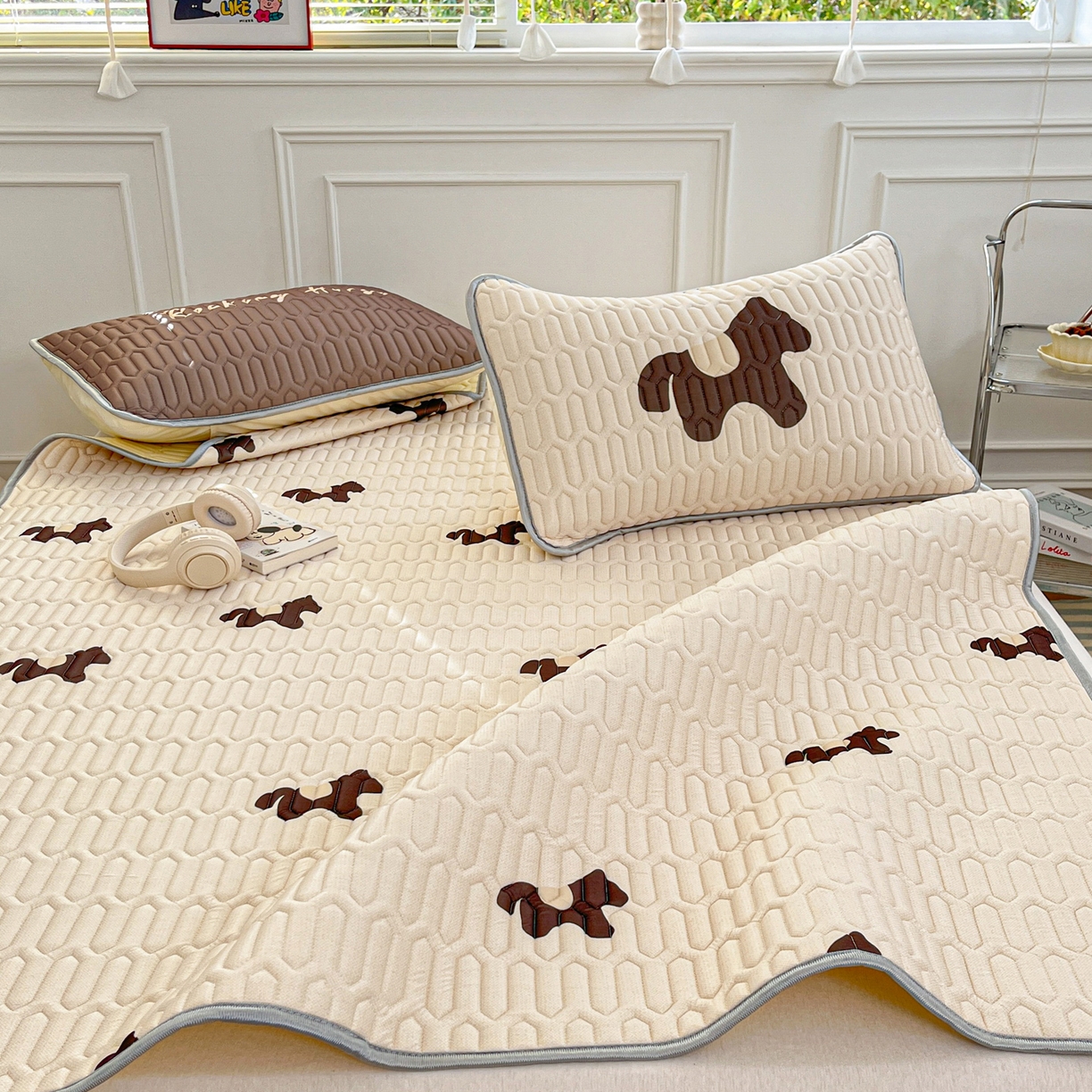 91家纺网 家纺一手货源 找家纺 摩妮卡 2026新款数码大版小清新乳胶凉席床席款三件套-场景一 勤劳小马驹