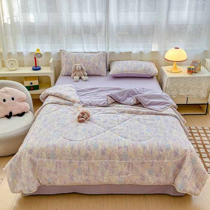 91家纺网 家纺一手货源 找家纺 贝扬思家纺 2026新款云感双层纱抗菌花边夏被-晴风系列 晴风-薰衣草