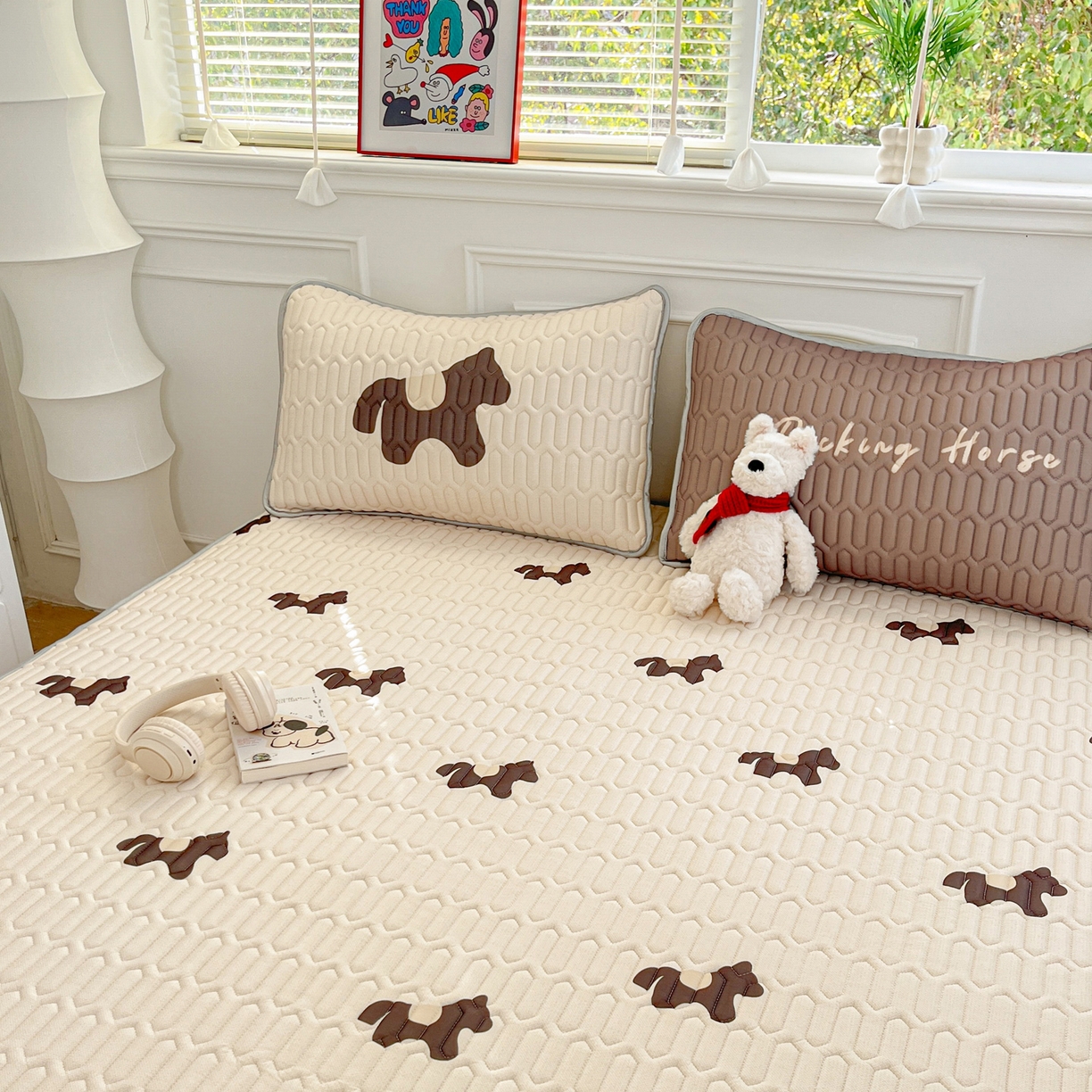 91家纺网 家纺一手货源 找家纺 摩妮卡 2026新款数码大版小清新乳胶凉席床席款三件套-场景一 勤劳小马驹