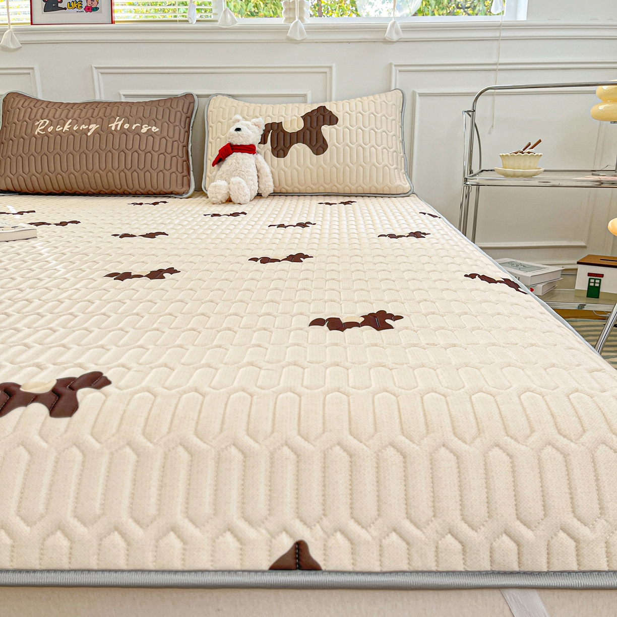 91家纺网 家纺一手货源 找家纺 摩妮卡 2026新款数码大版小清新乳胶凉席床席款三件套-场景一 勤劳小马驹