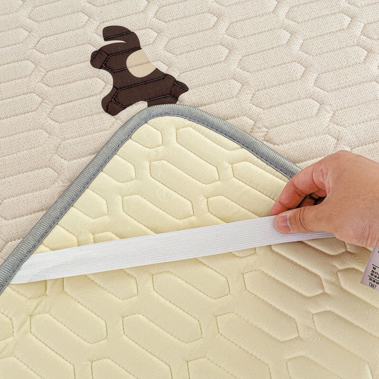 91家纺网 家纺一手货源 找家纺 摩妮卡 2026新款数码大版小清新乳胶凉席床席款三件套-场景一 勤劳小马驹