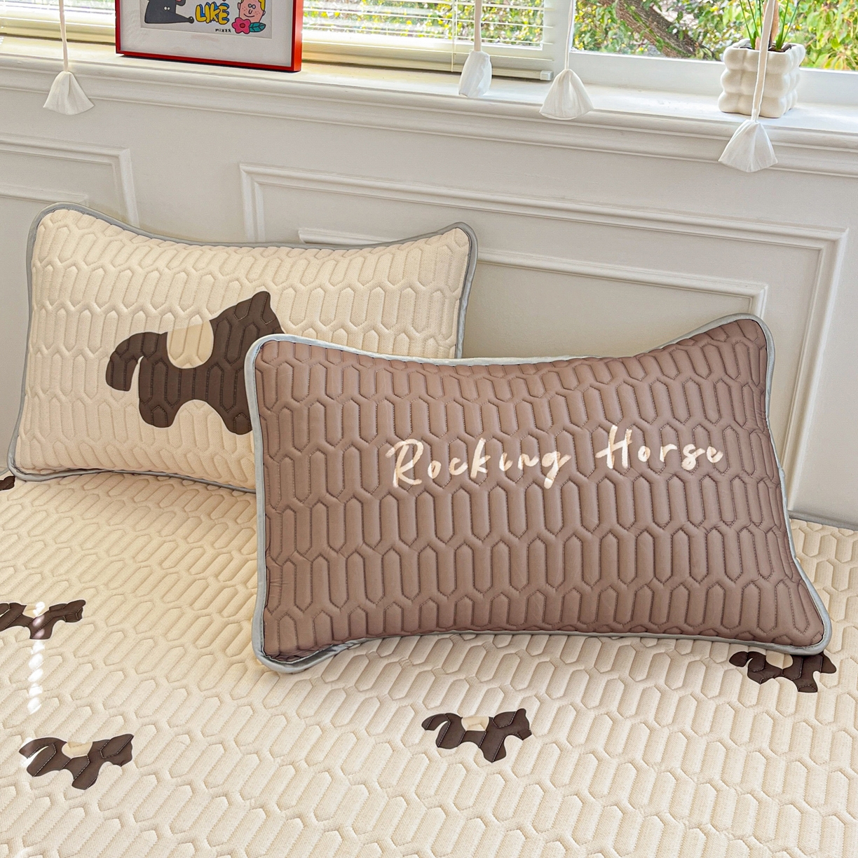 91家纺网 家纺一手货源 找家纺 摩妮卡 2026新款数码大版小清新乳胶凉席床席款三件套-场景一 勤劳小马驹