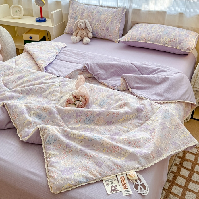 91家纺网 家纺一手货源 找家纺 贝扬思家纺 2026新款云感双层纱抗菌花边夏被-晴风系列 晴风-薰衣草