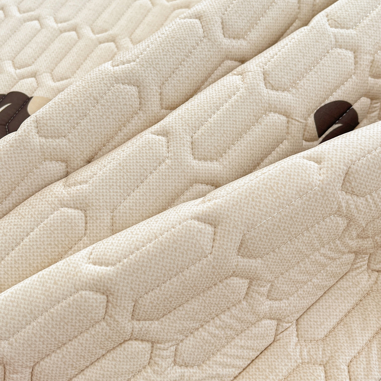 91家纺网 家纺一手货源 找家纺 摩妮卡 2026新款数码大版小清新乳胶凉席床席款三件套-场景一 勤劳小马驹