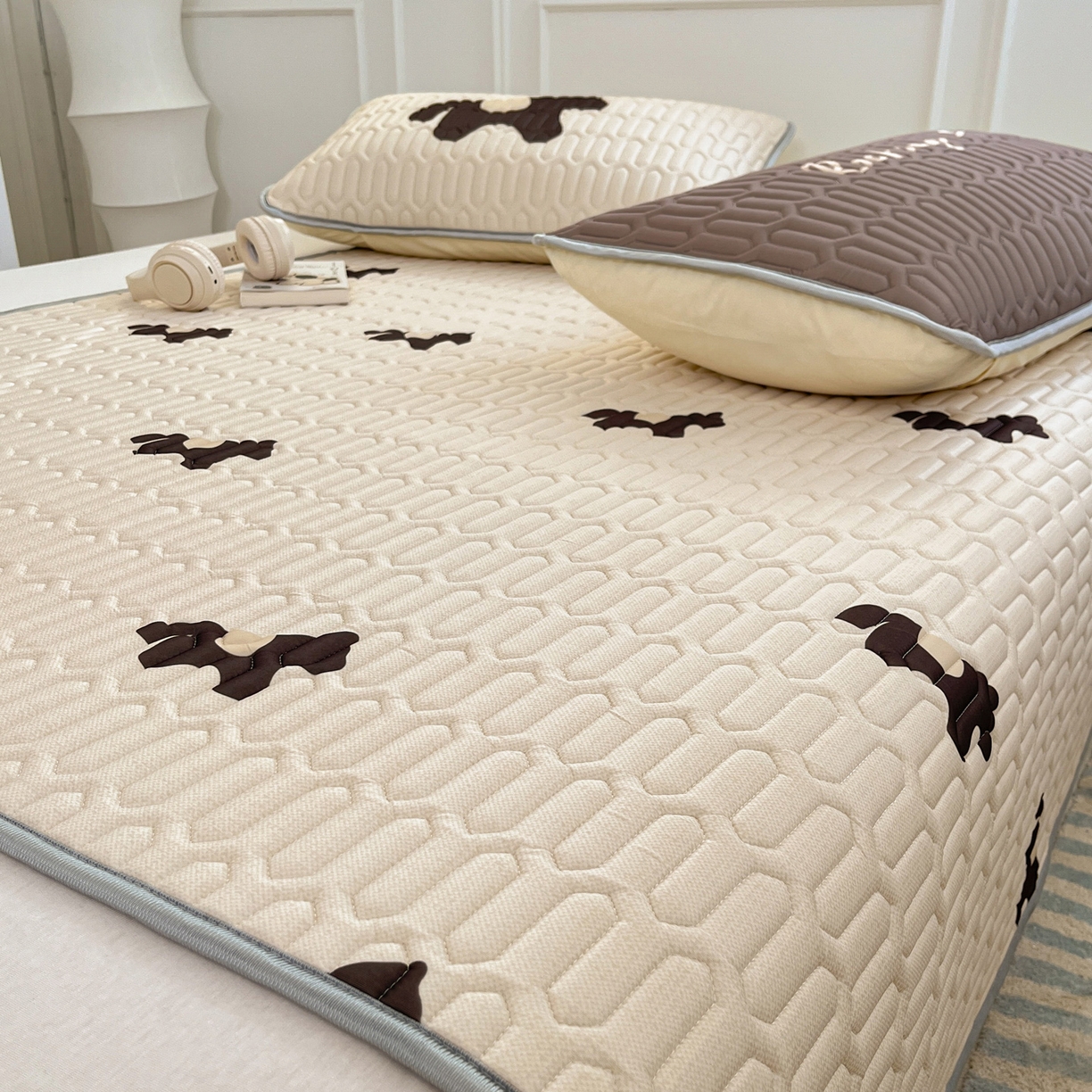 91家纺网 家纺一手货源 找家纺 摩妮卡 2026新款数码大版小清新乳胶凉席床席款三件套-场景一 勤劳小马驹