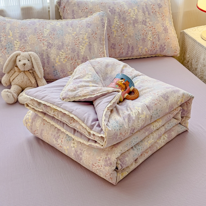 91家纺网 家纺一手货源 找家纺 贝扬思家纺 2026新款云感双层纱抗菌花边夏被-晴风系列 晴风-薰衣草