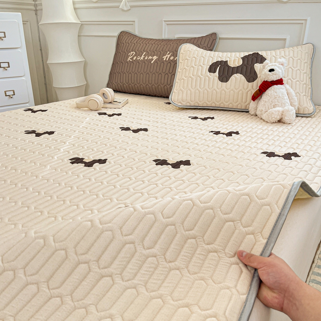 91家纺网 家纺一手货源 找家纺 摩妮卡 2026新款数码大版小清新乳胶凉席床席款三件套-场景一 勤劳小马驹