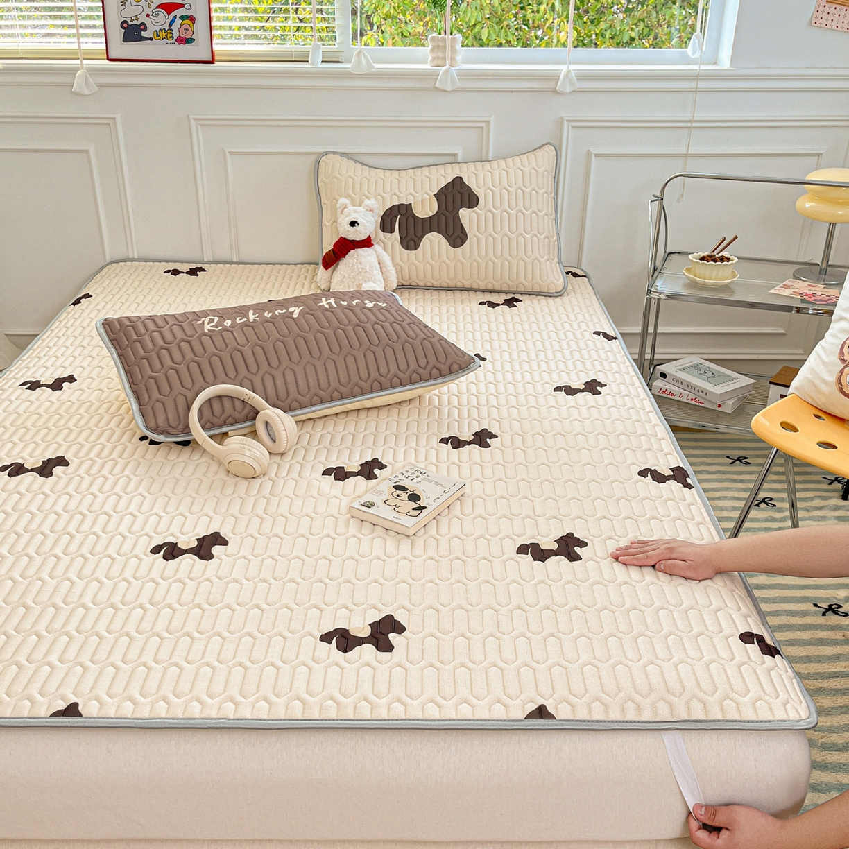 91家纺网 家纺一手货源 找家纺 摩妮卡 2026新款数码大版小清新乳胶凉席床席款三件套-场景一 勤劳小马驹