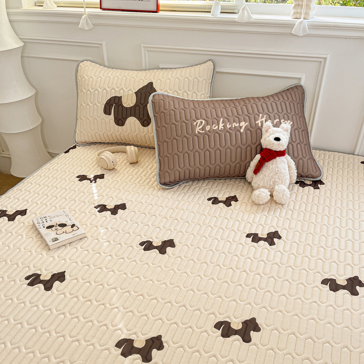 91家纺网 家纺一手货源 找家纺 摩妮卡 2026新款数码大版小清新乳胶凉席床席款三件套-场景一 勤劳小马驹