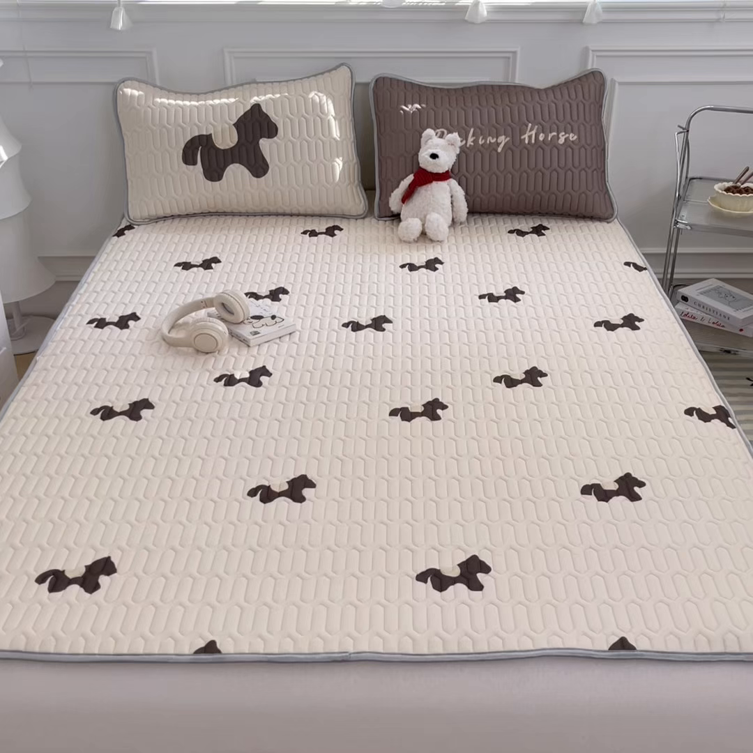 91家纺网 家纺一手货源 找家纺 摩妮卡 2026新款数码大版小清新乳胶凉席床席款三件套-场景一 勤劳小马驹