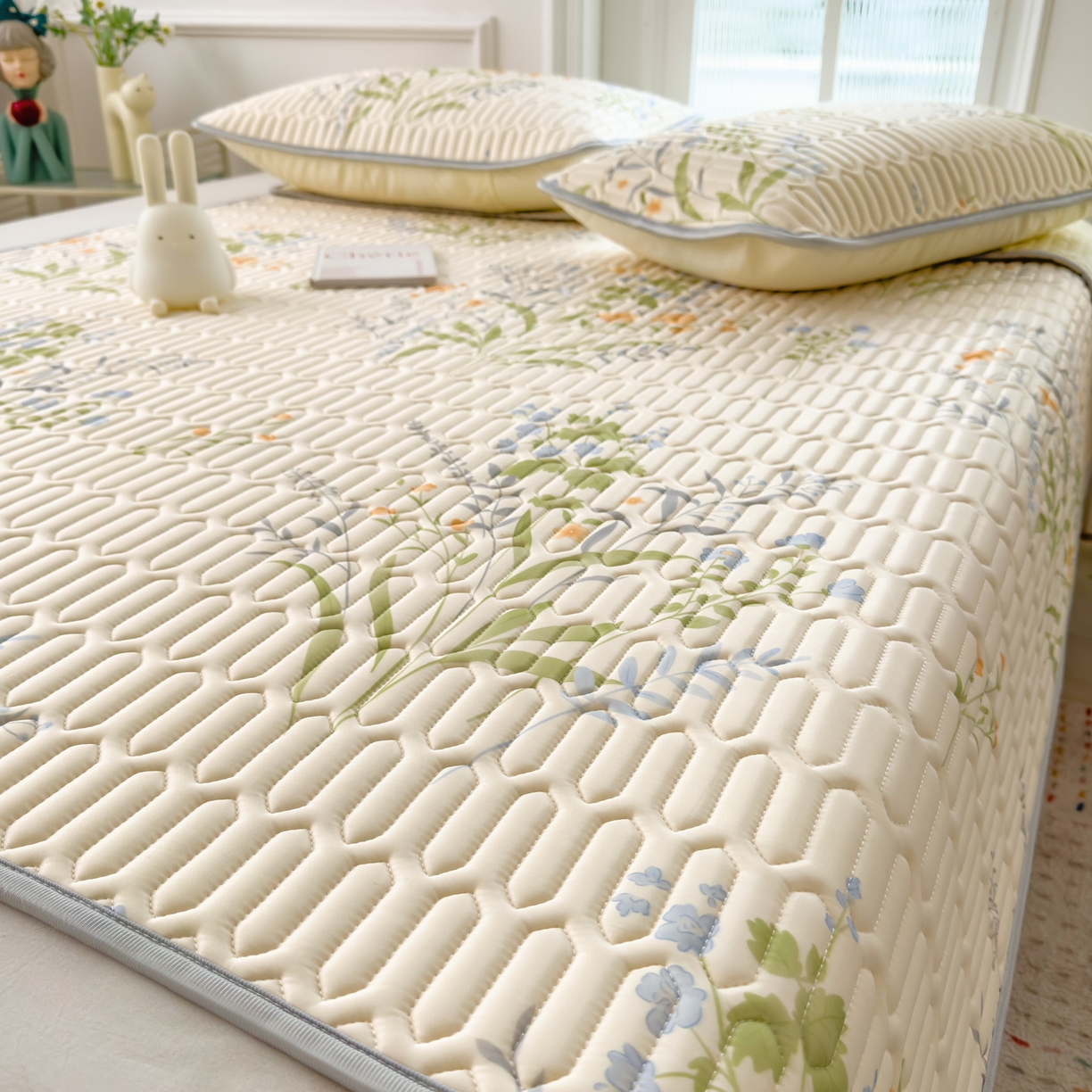 91家纺网 家纺一手货源 找家纺 摩妮卡 2026新款数码大版小清新乳胶凉席床席款三件套-场景一 清新花语