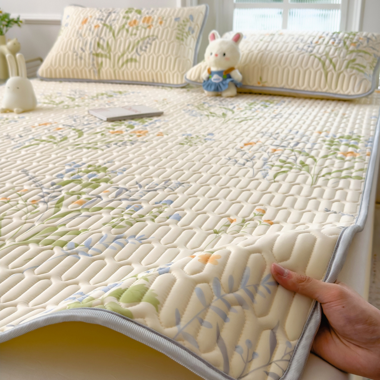 91家纺网 家纺一手货源 找家纺 摩妮卡 2026新款数码大版小清新乳胶凉席床席款三件套-场景一 清新花语