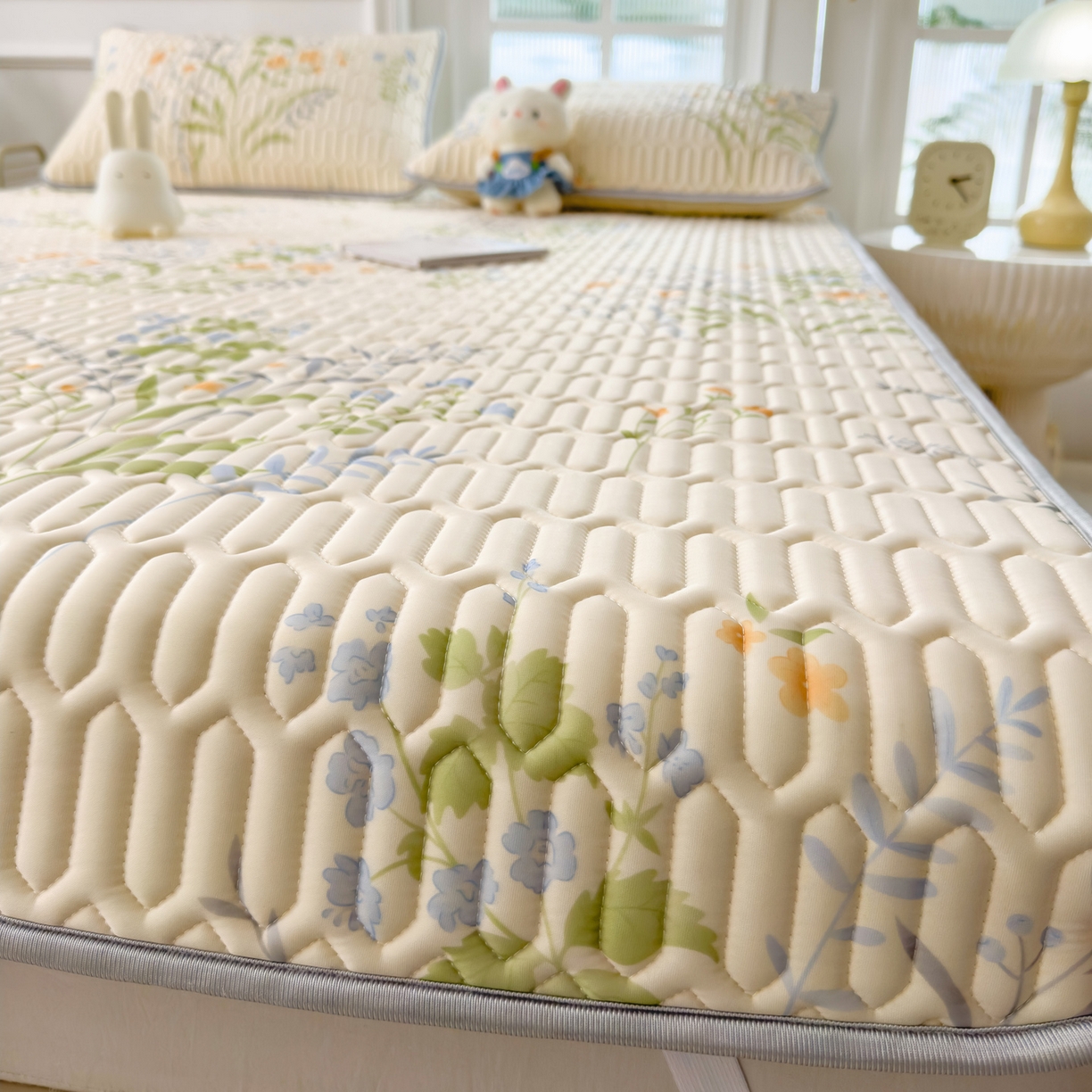 91家纺网 家纺一手货源 找家纺 摩妮卡 2026新款数码大版小清新乳胶凉席床席款三件套-场景一 清新花语