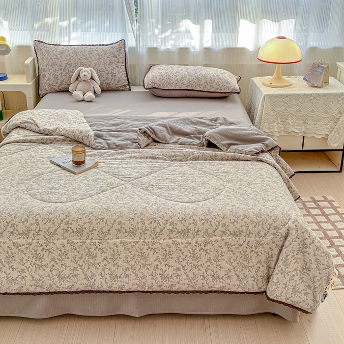 91家纺网 家纺一手货源 找家纺 贝扬思家纺 2026新款云感双层纱抗菌花边夏被-晴风系列 晴风-竹歆花语