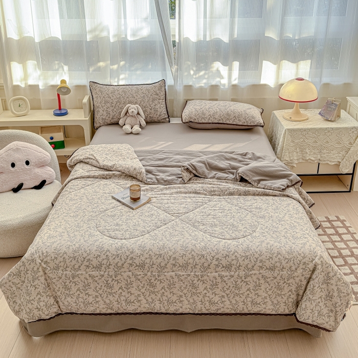 91家纺网 家纺一手货源 找家纺 贝扬思家纺 2026新款云感双层纱抗菌花边夏被-晴风系列 晴风-竹歆花语