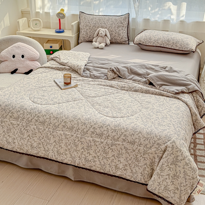 91家纺网 家纺一手货源 找家纺 贝扬思家纺 2026新款云感双层纱抗菌花边夏被-晴风系列 晴风-竹歆花语