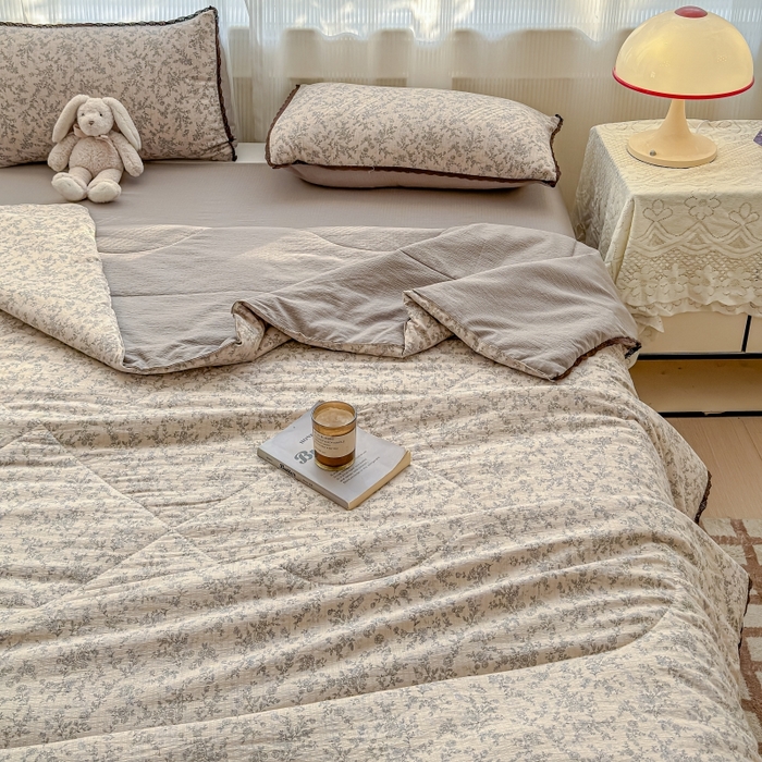 91家纺网 家纺一手货源 找家纺 贝扬思家纺 2026新款云感双层纱抗菌花边夏被-晴风系列 晴风-竹歆花语