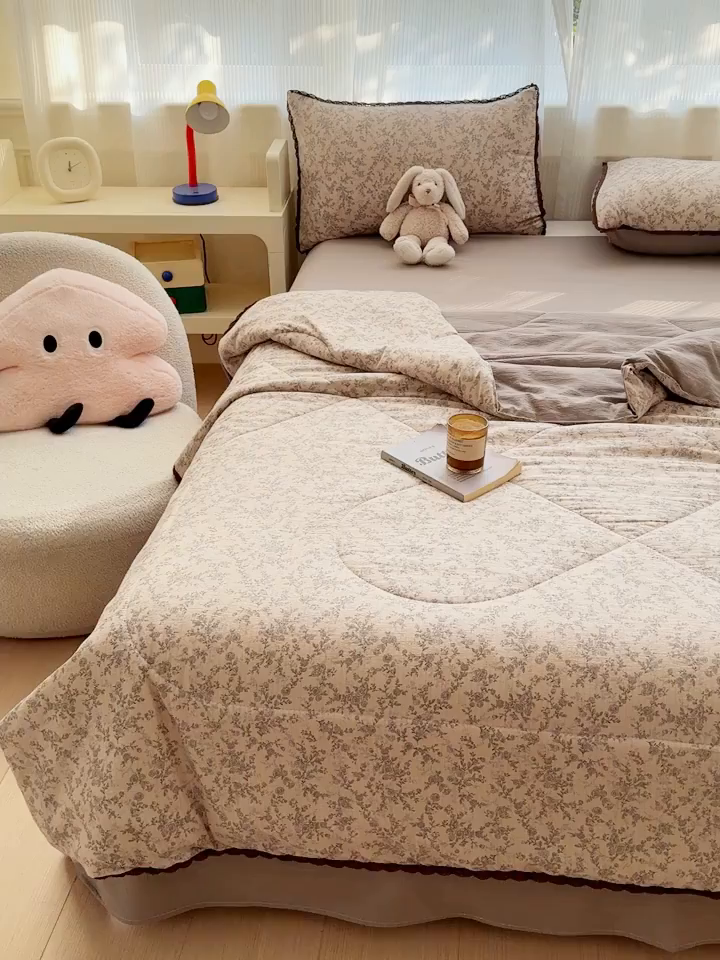 91家纺网 家纺一手货源 找家纺 贝扬思家纺 2026新款云感双层纱抗菌花边夏被-晴风系列 晴风-竹歆花语