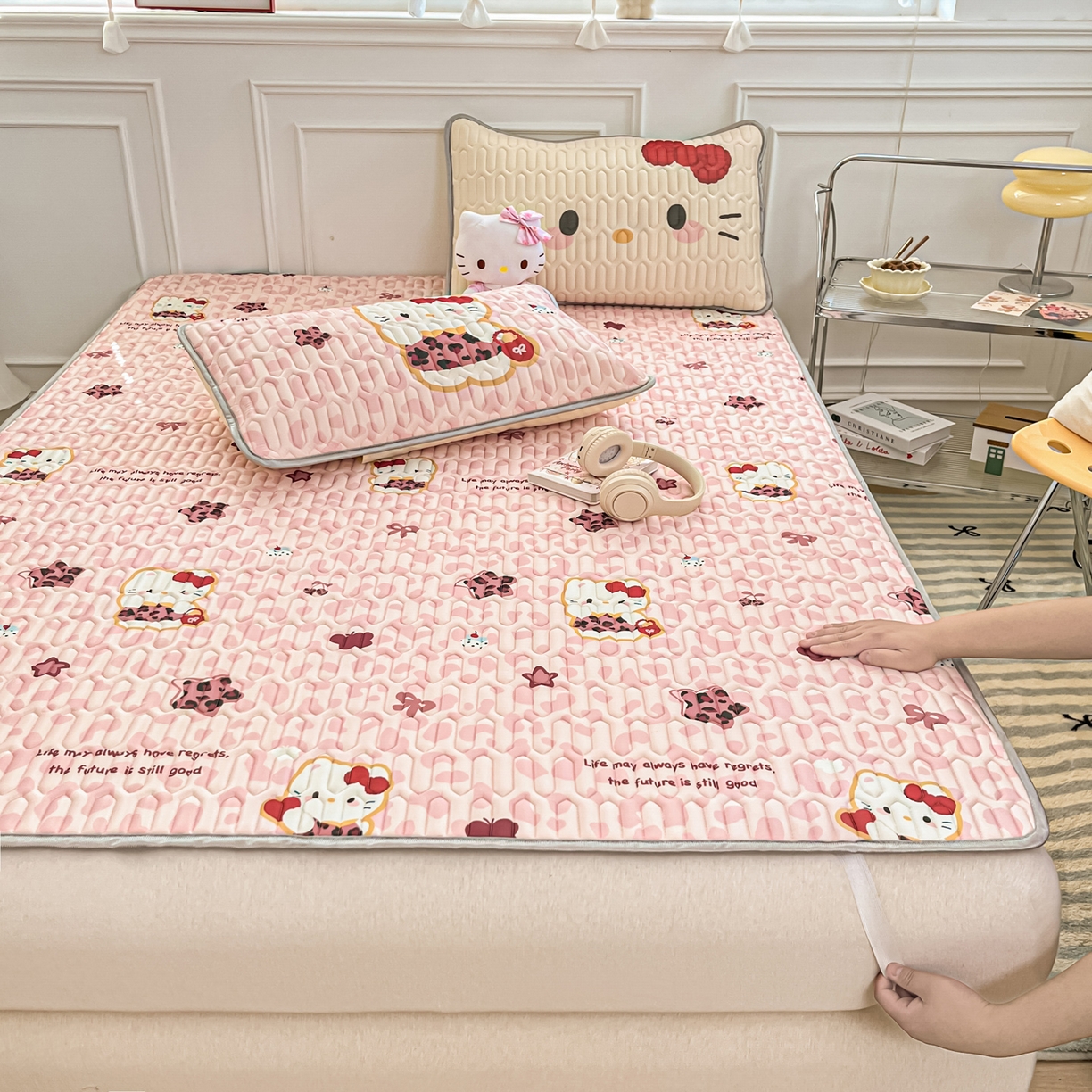 91家纺网 家纺一手货源 找家纺 摩妮卡 2026新款数码大版小清新乳胶凉席床席款三件套-场景一 趣巧小猫咪-粉