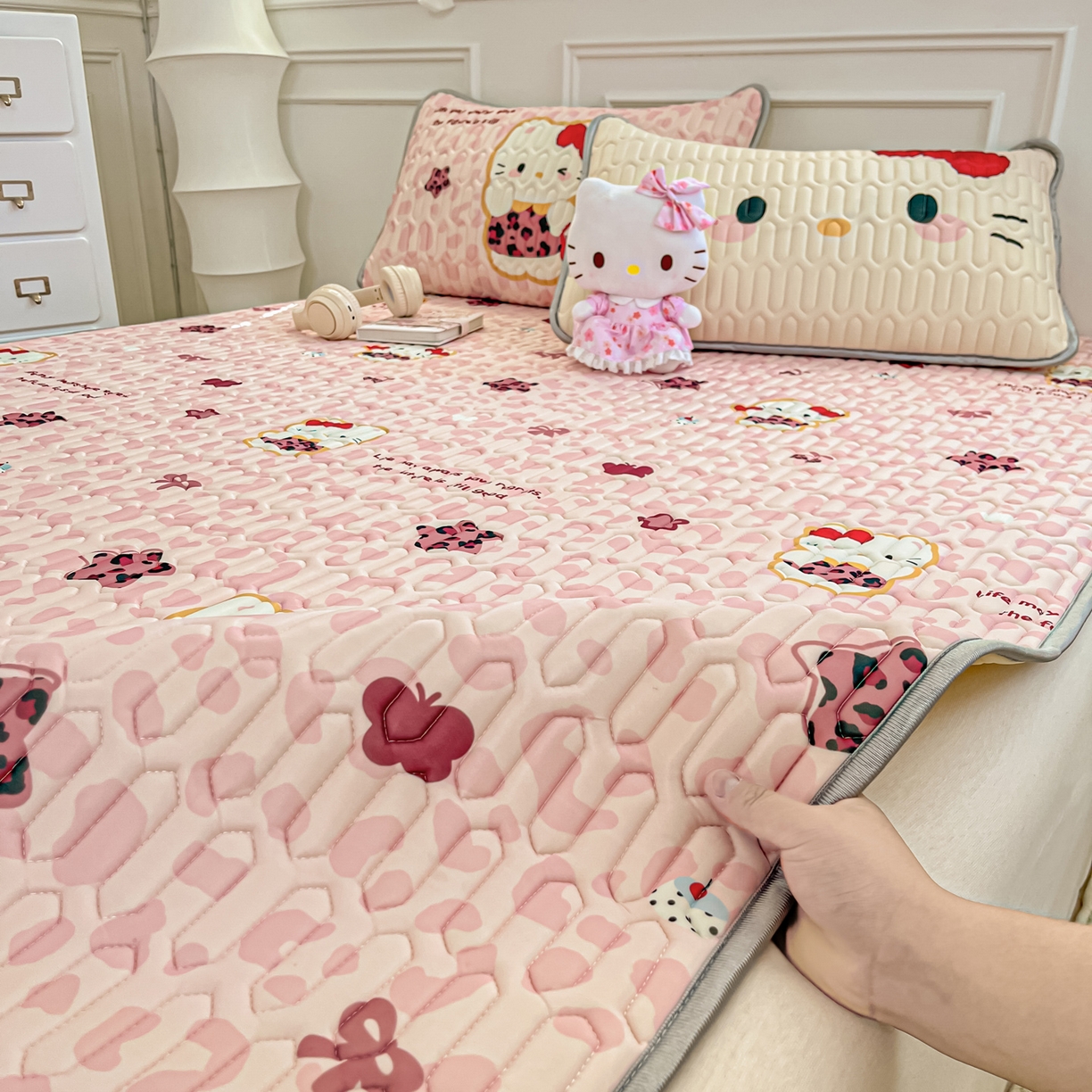 91家纺网 家纺一手货源 找家纺 摩妮卡 2026新款数码大版小清新乳胶凉席床席款三件套-场景一 趣巧小猫咪-粉