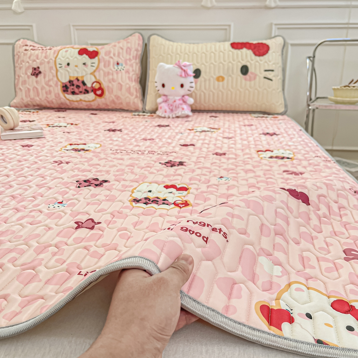 91家纺网 家纺一手货源 找家纺 摩妮卡 2026新款数码大版小清新乳胶凉席床席款三件套-场景一 趣巧小猫咪-粉