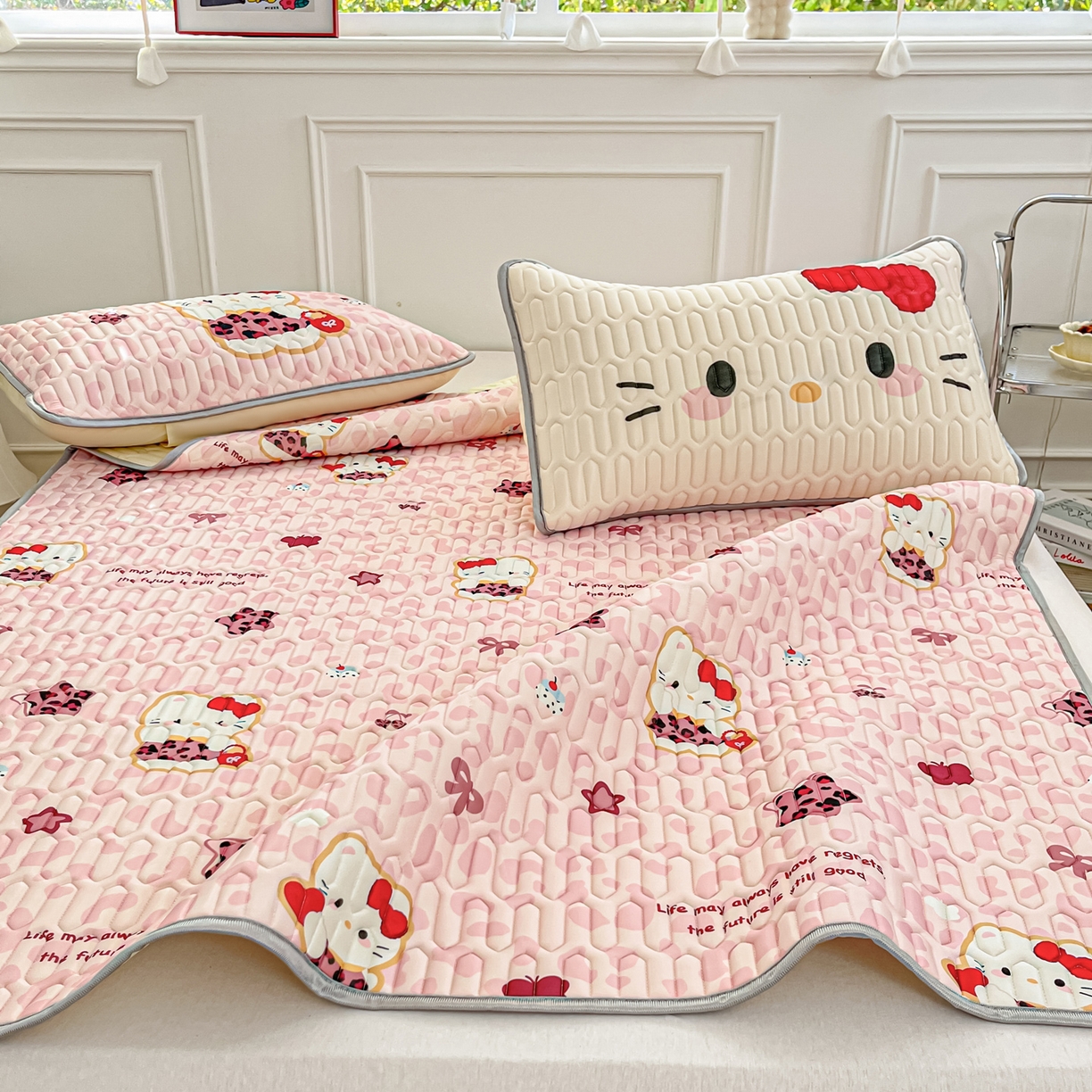 91家纺网 家纺一手货源 找家纺 摩妮卡 2026新款数码大版小清新乳胶凉席床席款三件套-场景一 趣巧小猫咪-粉