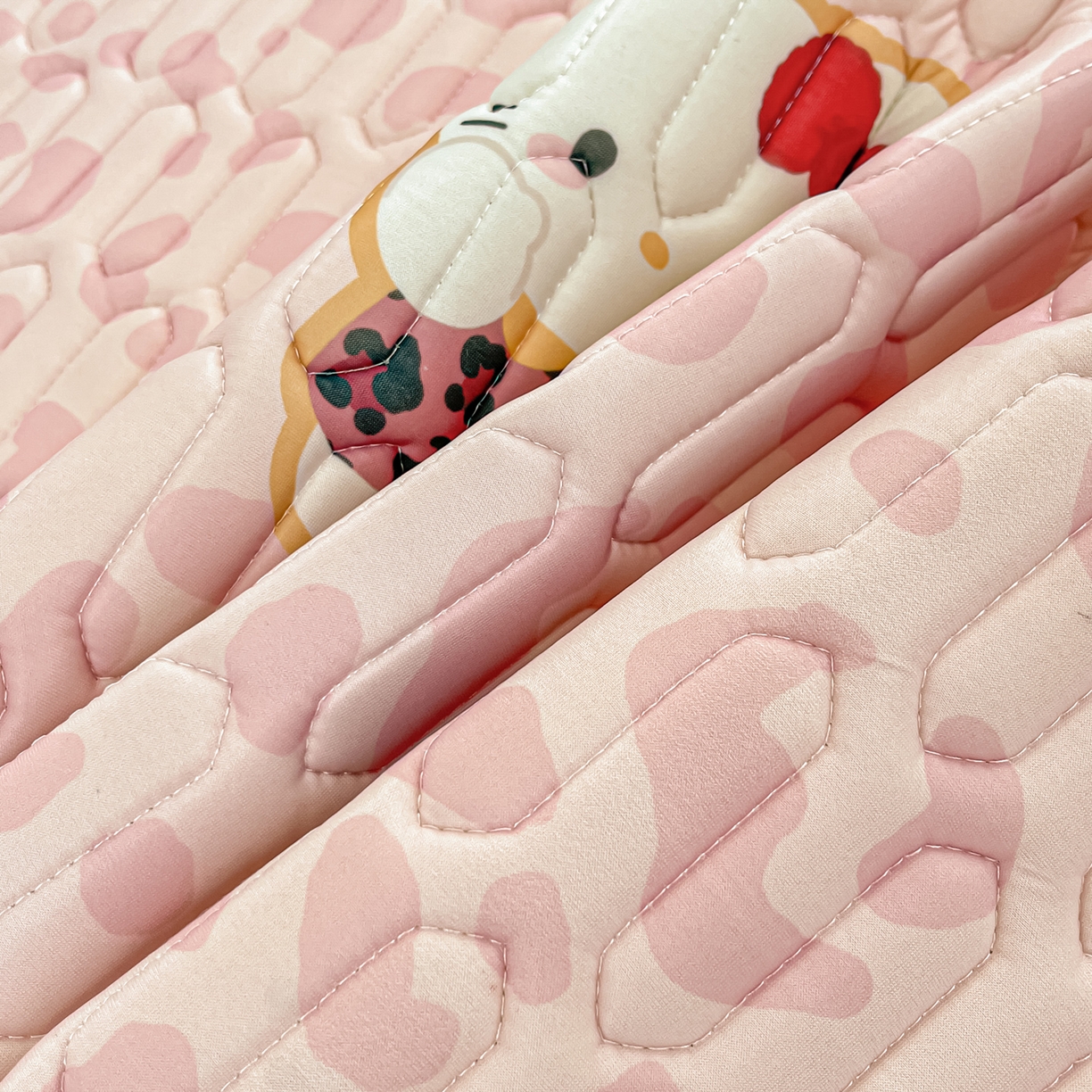 91家纺网 家纺一手货源 找家纺 摩妮卡 2026新款数码大版小清新乳胶凉席床席款三件套-场景一 趣巧小猫咪-粉