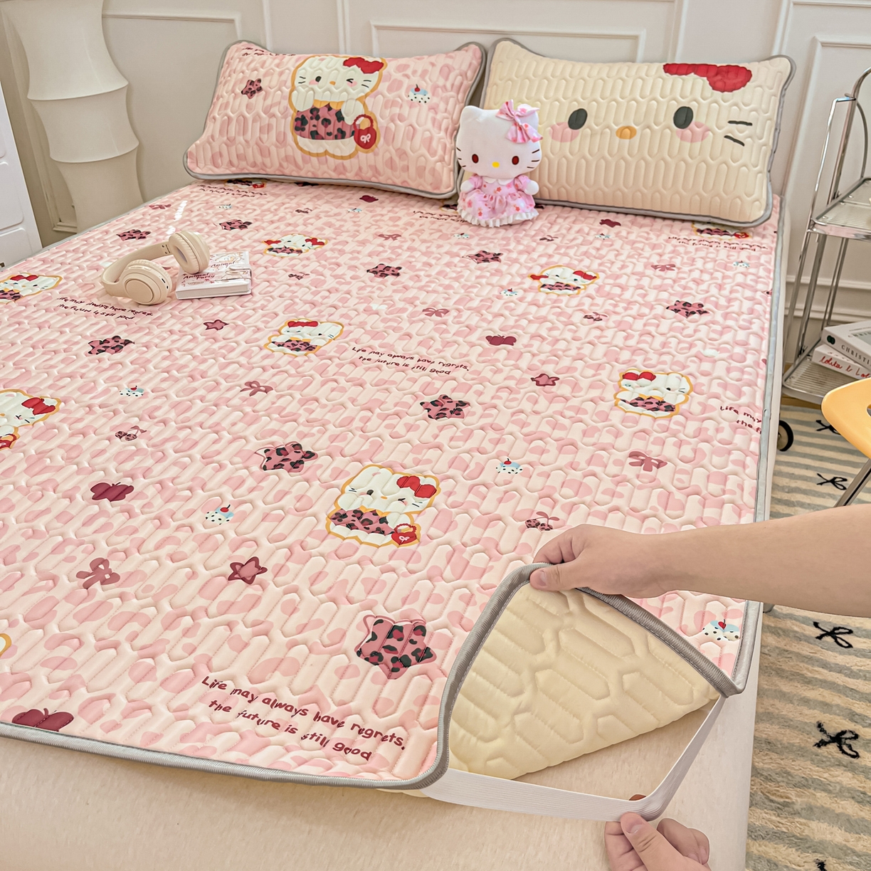 91家纺网 家纺一手货源 找家纺 摩妮卡 2026新款数码大版小清新乳胶凉席床席款三件套-场景一 趣巧小猫咪-粉