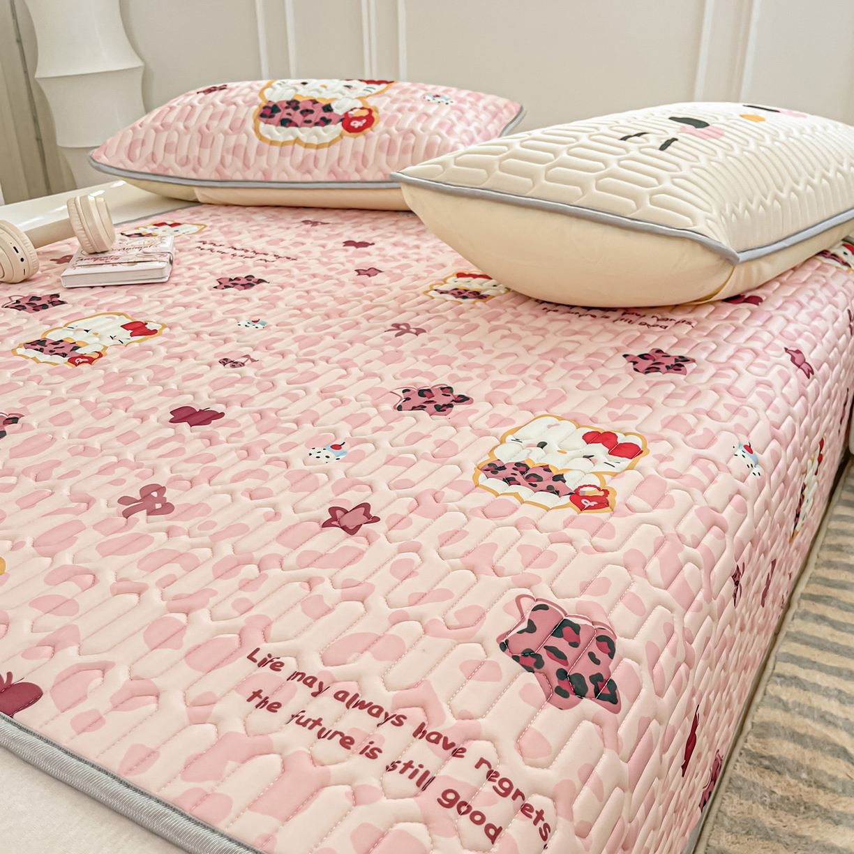 91家纺网 家纺一手货源 找家纺 摩妮卡 2026新款数码大版小清新乳胶凉席床席款三件套-场景一 趣巧小猫咪-粉