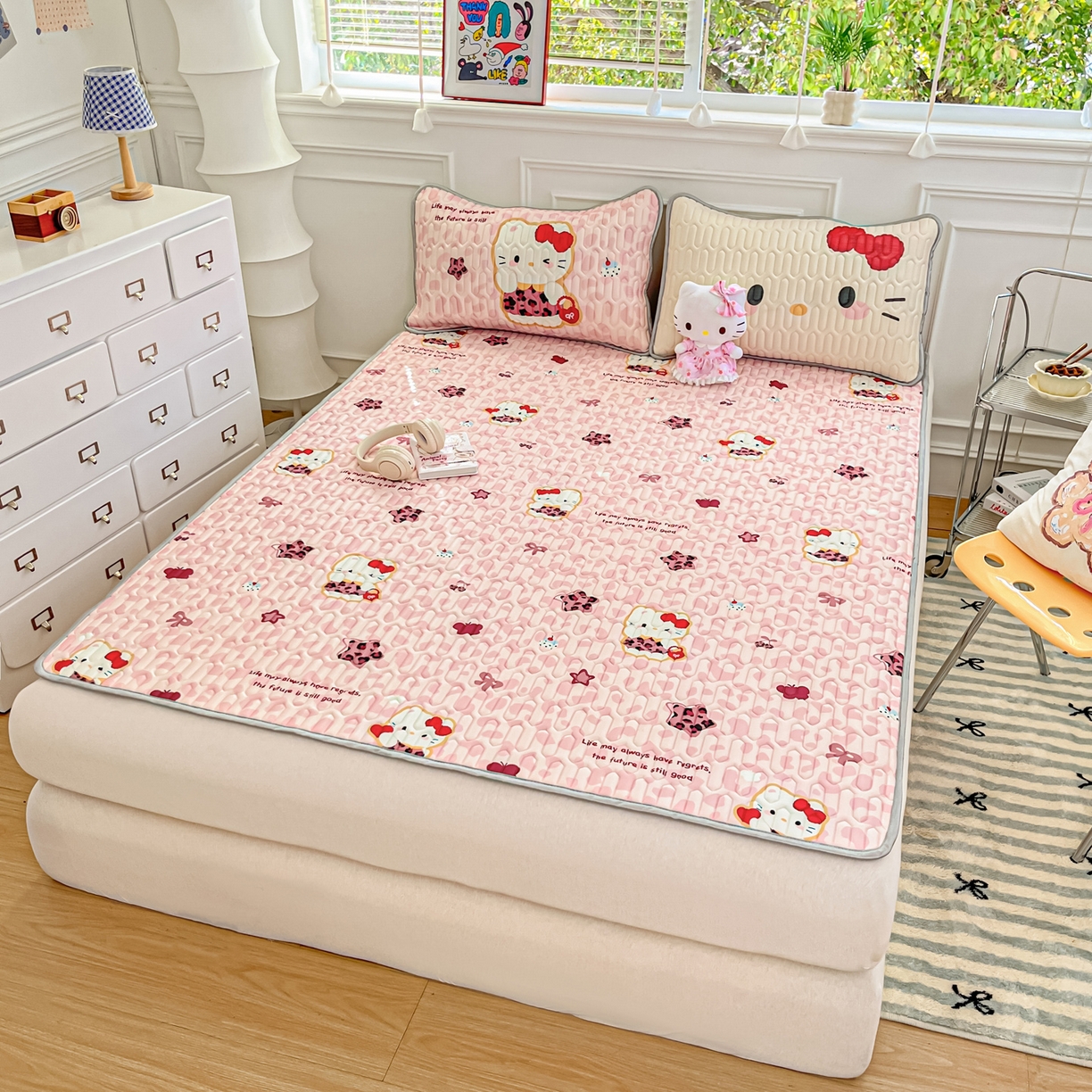 91家纺网 家纺一手货源 找家纺 摩妮卡 2026新款数码大版小清新乳胶凉席床席款三件套-场景一 趣巧小猫咪-粉