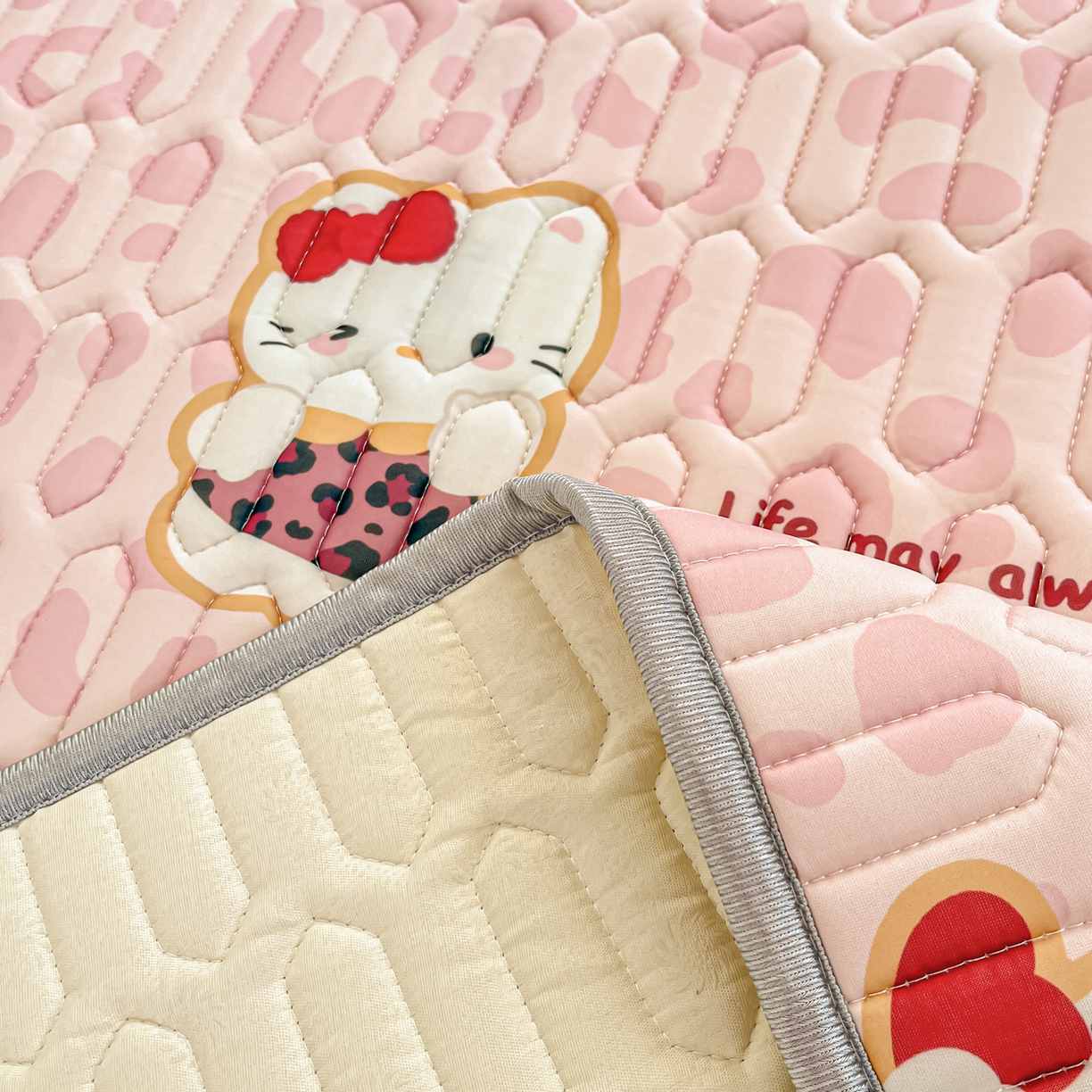 91家纺网 家纺一手货源 找家纺 摩妮卡 2026新款数码大版小清新乳胶凉席床席款三件套-场景一 趣巧小猫咪-粉