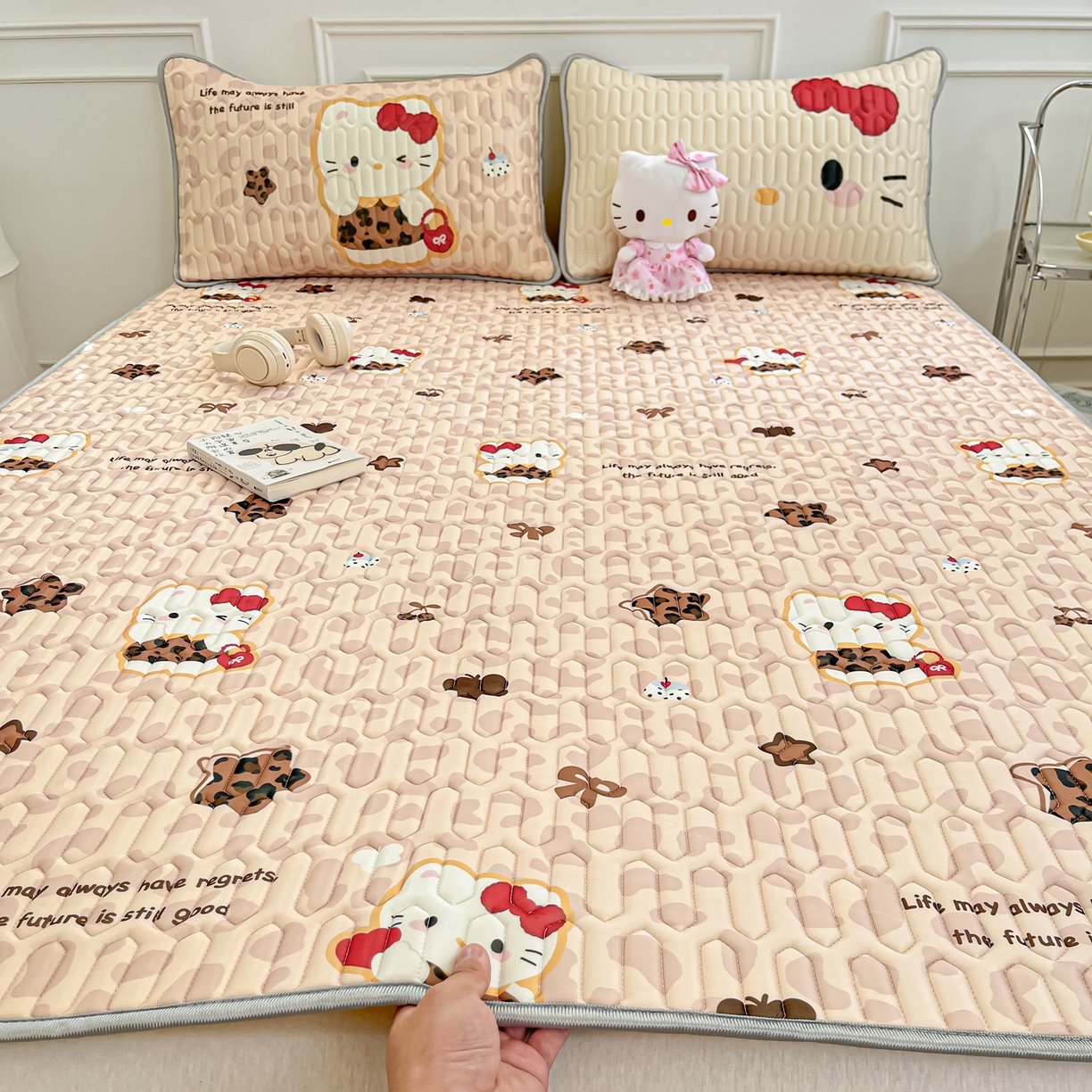 91家纺网 家纺一手货源 找家纺 摩妮卡 2026新款数码大版小清新乳胶凉席床席款三件套-场景一 趣巧小猫咪-咖