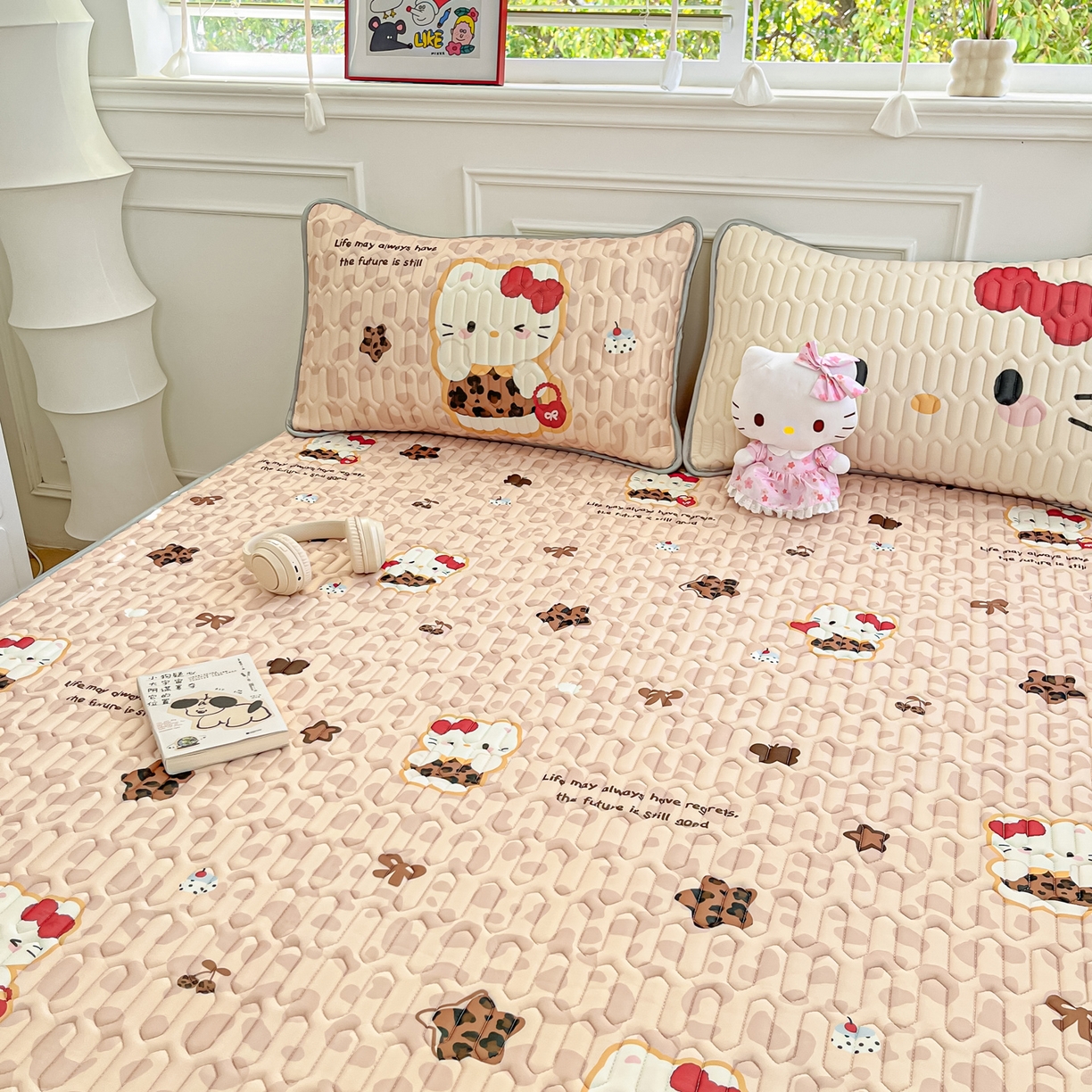 91家纺网 家纺一手货源 找家纺 摩妮卡 2026新款数码大版小清新乳胶凉席床席款三件套-场景一 趣巧小猫咪-咖