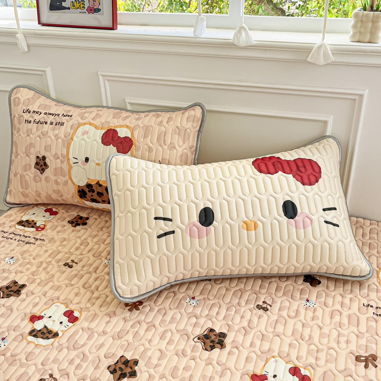 91家纺网 家纺一手货源 找家纺 摩妮卡 2026新款数码大版小清新乳胶凉席床席款三件套-场景一 趣巧小猫咪-咖